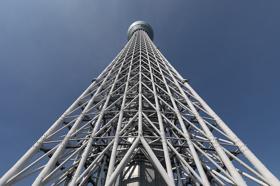Вид снизу на Tokyo Skytree (самую высокую телебашню в мире) с демонстрацией вертикальной симметрии в ясный солнечный день
