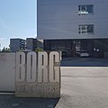 Вход в школу в которой произошла стрельба